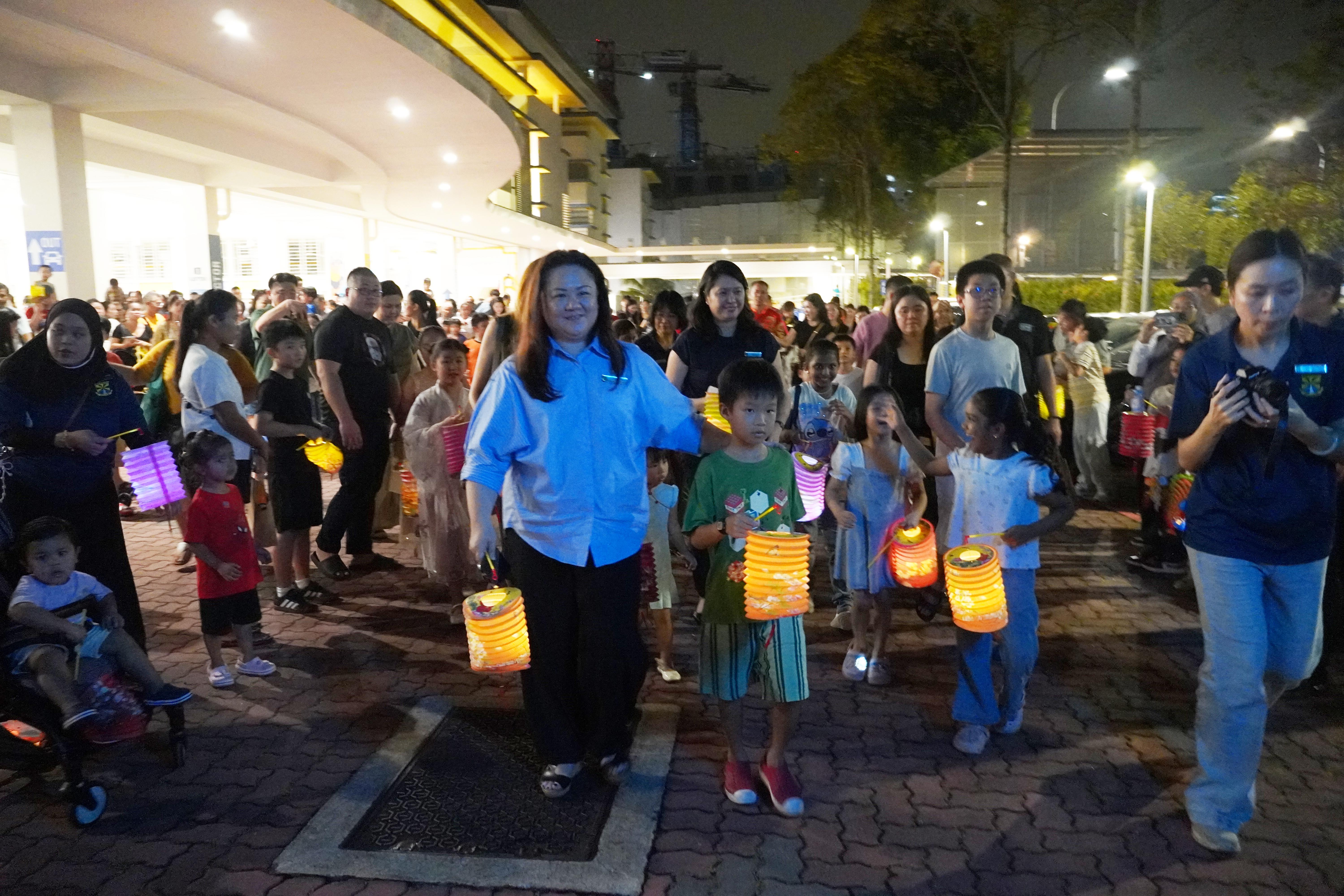 Lanterns in hand, smiles all around! Families joined in the festivities and enjoyed a memorable evening together.